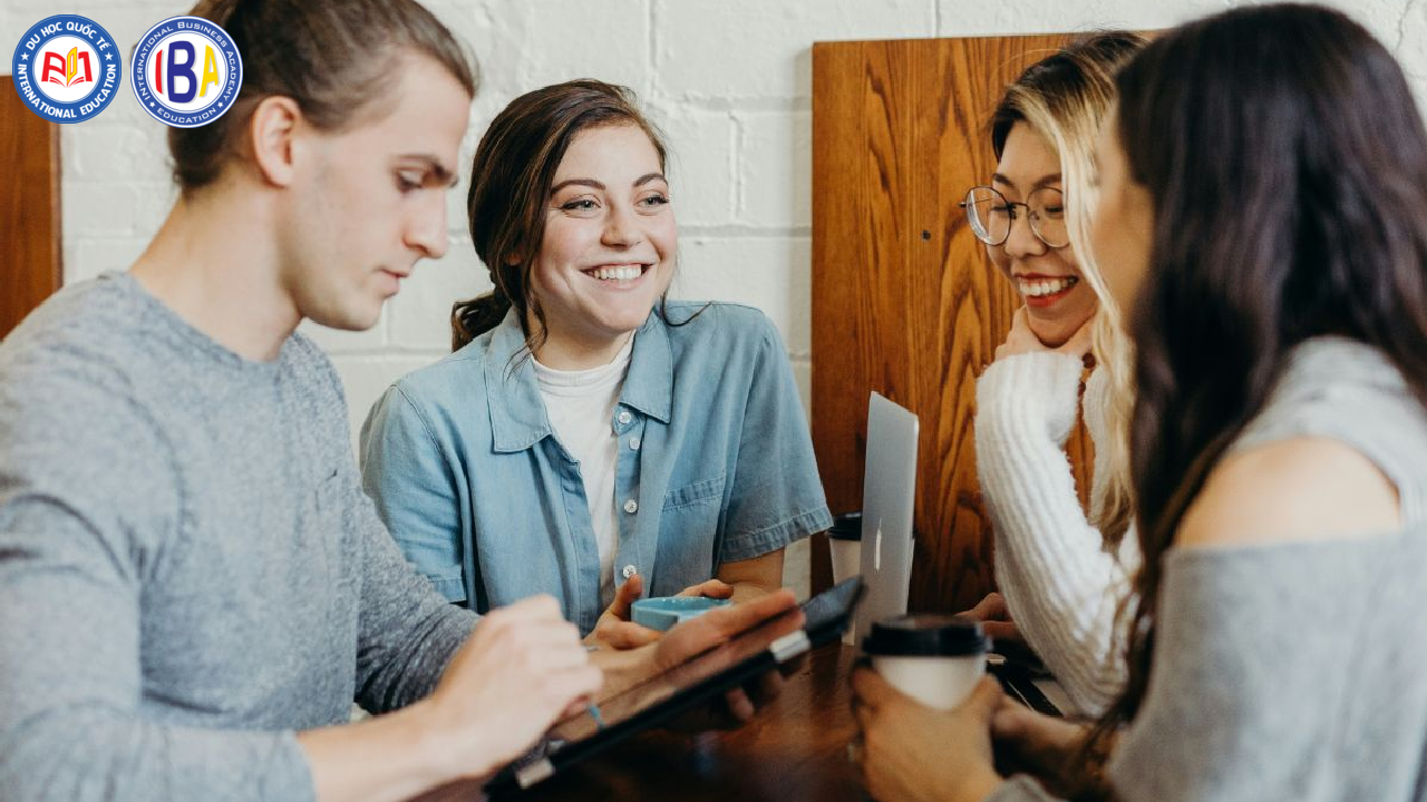 Người đạt trình độ A1 có thể giới thiệu bản thân, đặt câu hỏi đơn giản,...