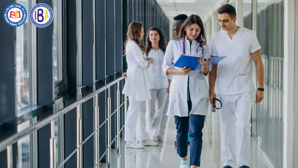 Học Điều Dưỡng Ở Đức - Cơ Hội Nghề Nghiệp Và Định Cư 10 由于目前人才稀缺,那些有能力且渴望职业晋升的人完全可以获得高位和非常诱人的薪水。