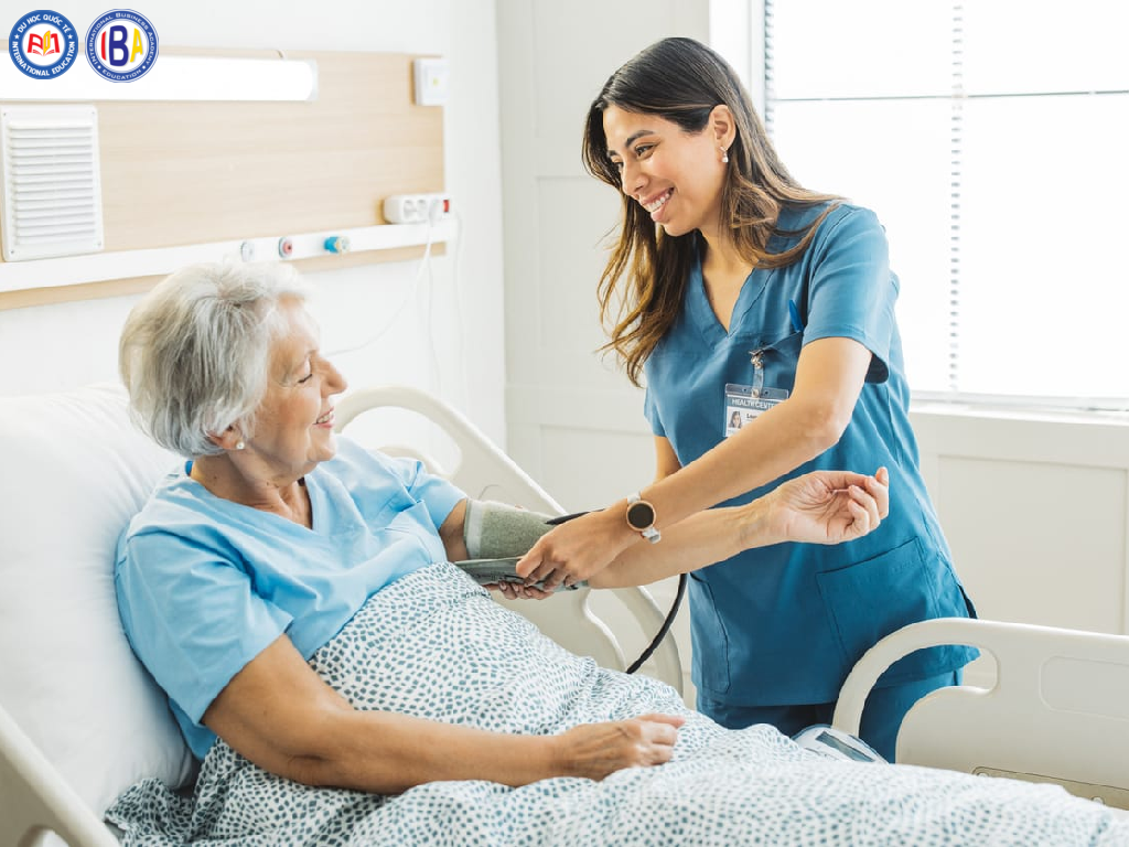 Nhờ sự kết hợp này, quá trình học điều dưỡng ở Đức không chỉ mang tính học thuật mà còn giúp bạn tích lũy kinh nghiệm thực tế một cách liên tục và bài bản.
