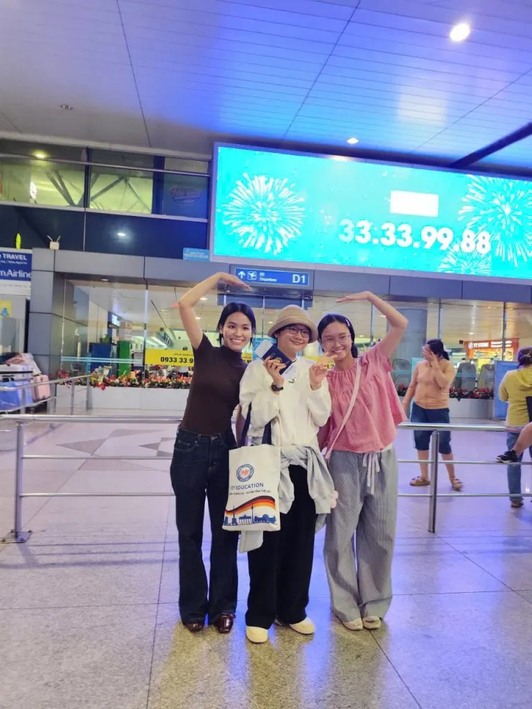 🎉Từ Tay Cầm Visa Đến Gót Chân Chạm Phi Trường: Hành Trình 6 Tiếng Thần Tốc! 🚀 24 z7731303442176 d64db4823fe5dbabd295e5412ed5b6af