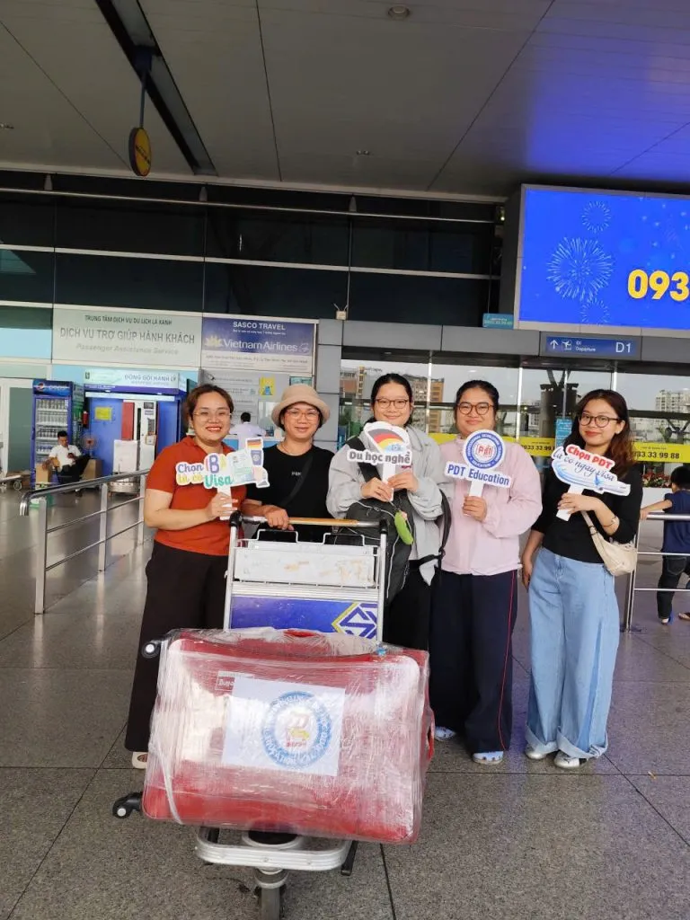 🎉Từ Tay Cầm Visa Đến Gót Chân Chạm Phi Trường: Hành Trình 6 Tiếng Thần Tốc! 🚀 21 z7731303446542 015d03aa45d71e08acf8ab3b513c39db