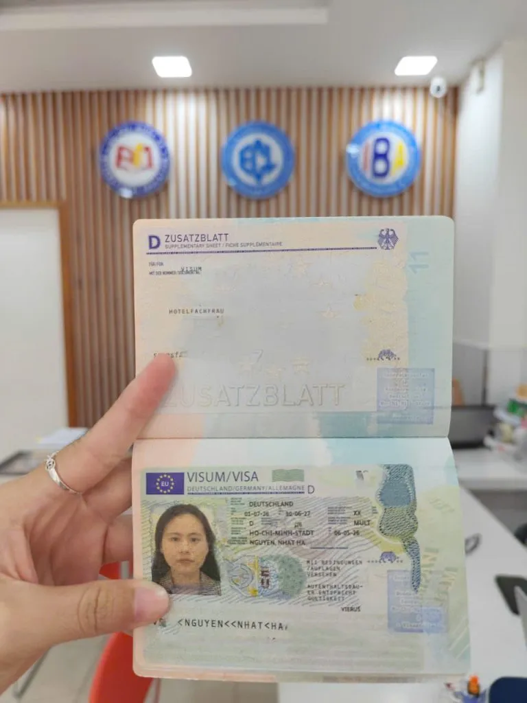 🚀 Sau Cú Hù "Hết Hồn" Là Màn Unbox Visa"Hết Sẩy"! 16 z7806573402752 293791d38afc7b171b74e678582f6268 1
