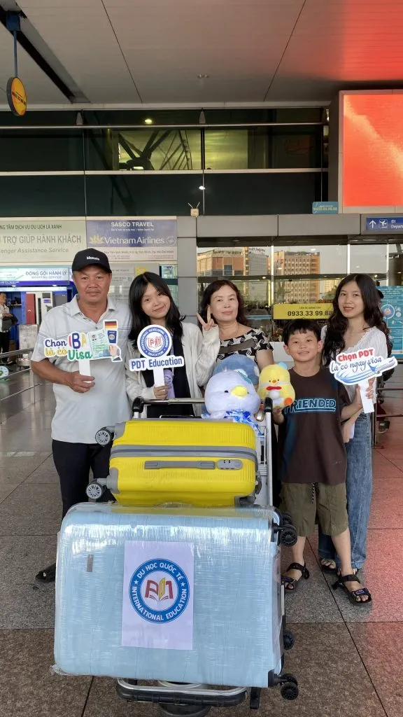 Trưởng thành đôi khi bắt đầu bằng một tấm vé máy bay một chiều ✈️ 11 z7814948802442 3a6e98b05c4026c4cac9c07fe3afe12d