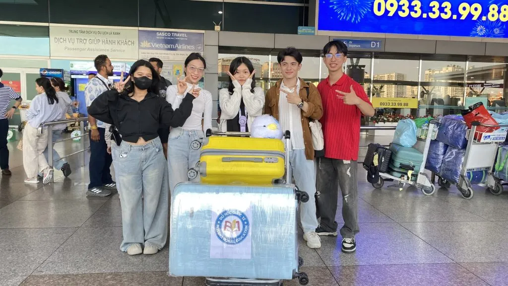 Trưởng thành đôi khi bắt đầu bằng một tấm vé máy bay một chiều ✈️ 10 z7814948809990 729ffd19c5f760a62f253e14c4d3604d
